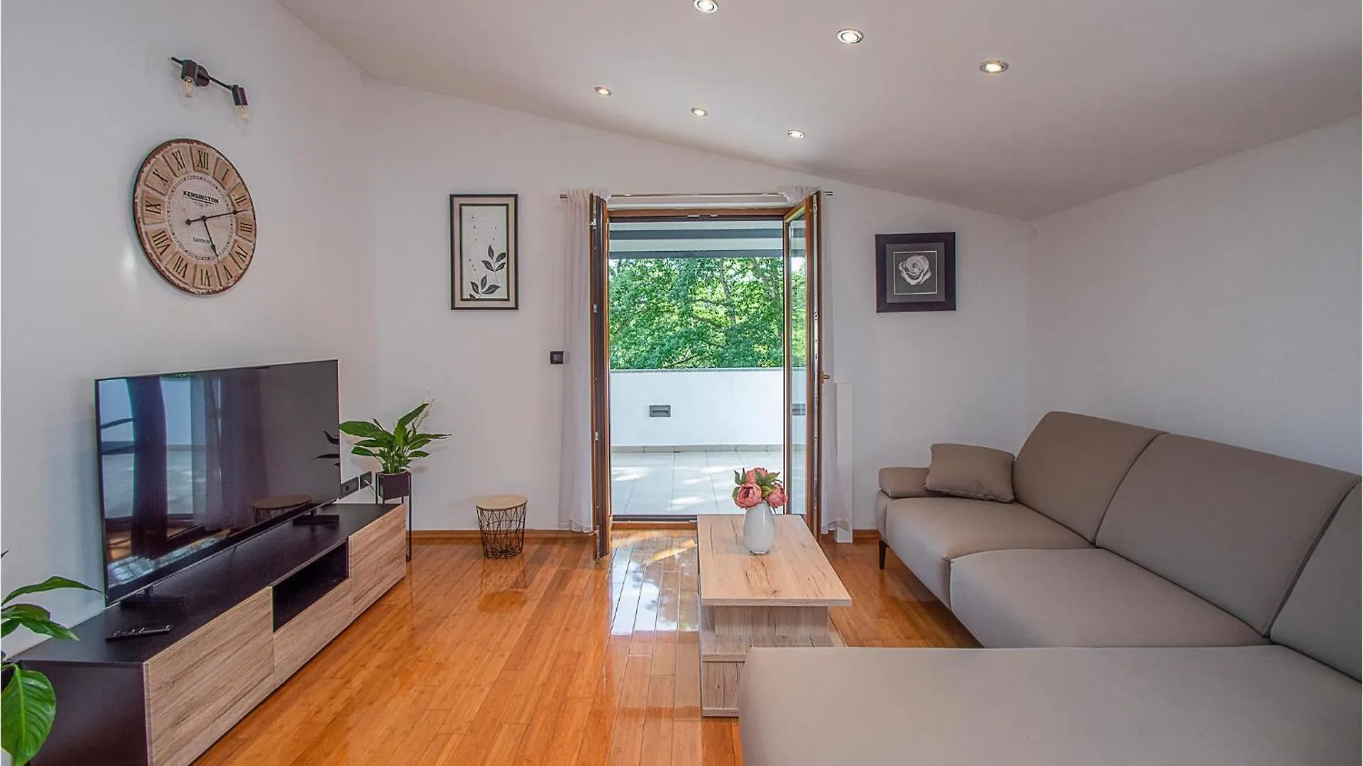 3 Bedroom Gorgeous Apartment In Režanci 0*,
