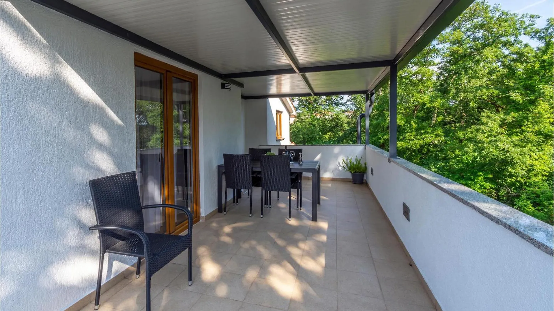 3 Bedroom Gorgeous Apartment In Režanci 0*,